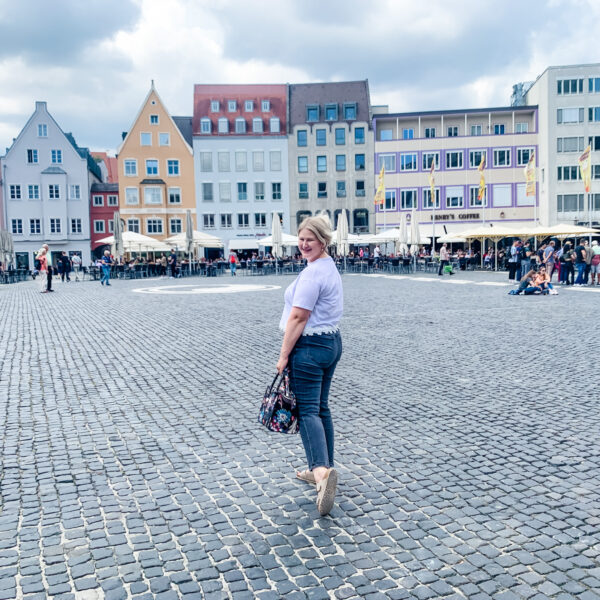 Woman in front of german buildings - learn to love your body.