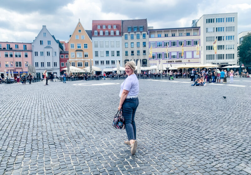 Woman in front of german buildings - learn to love your body.